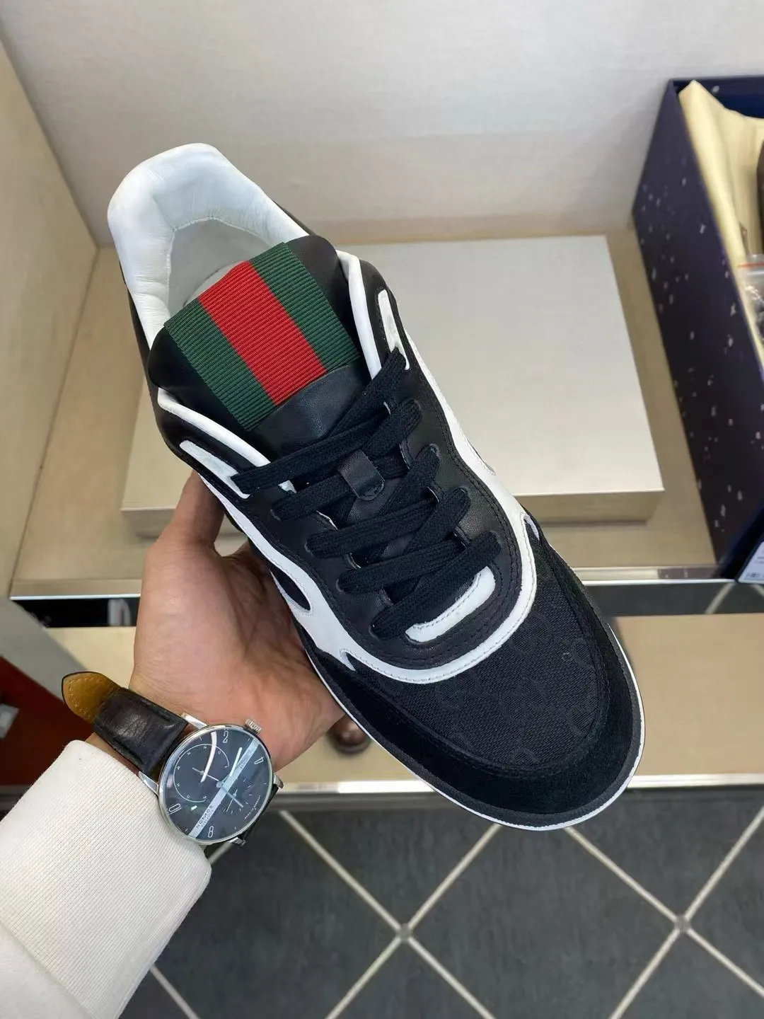 Factory price: 420💰Gucci new men's shoes GUCCI [Lightning] latest shoes are shipped. Original quality, fashionable, made of special materials, sheepskin lining, brand new packaging. The foot feels super comfortable and the workmanship is impeccable. Size: Men's 38-44, customized 45